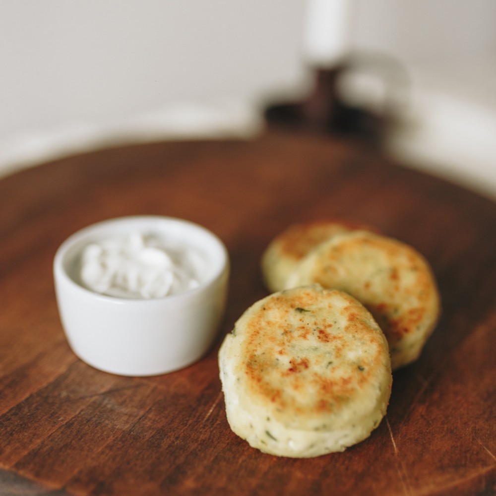Сырники с зеленью и греческим йогуртом 
