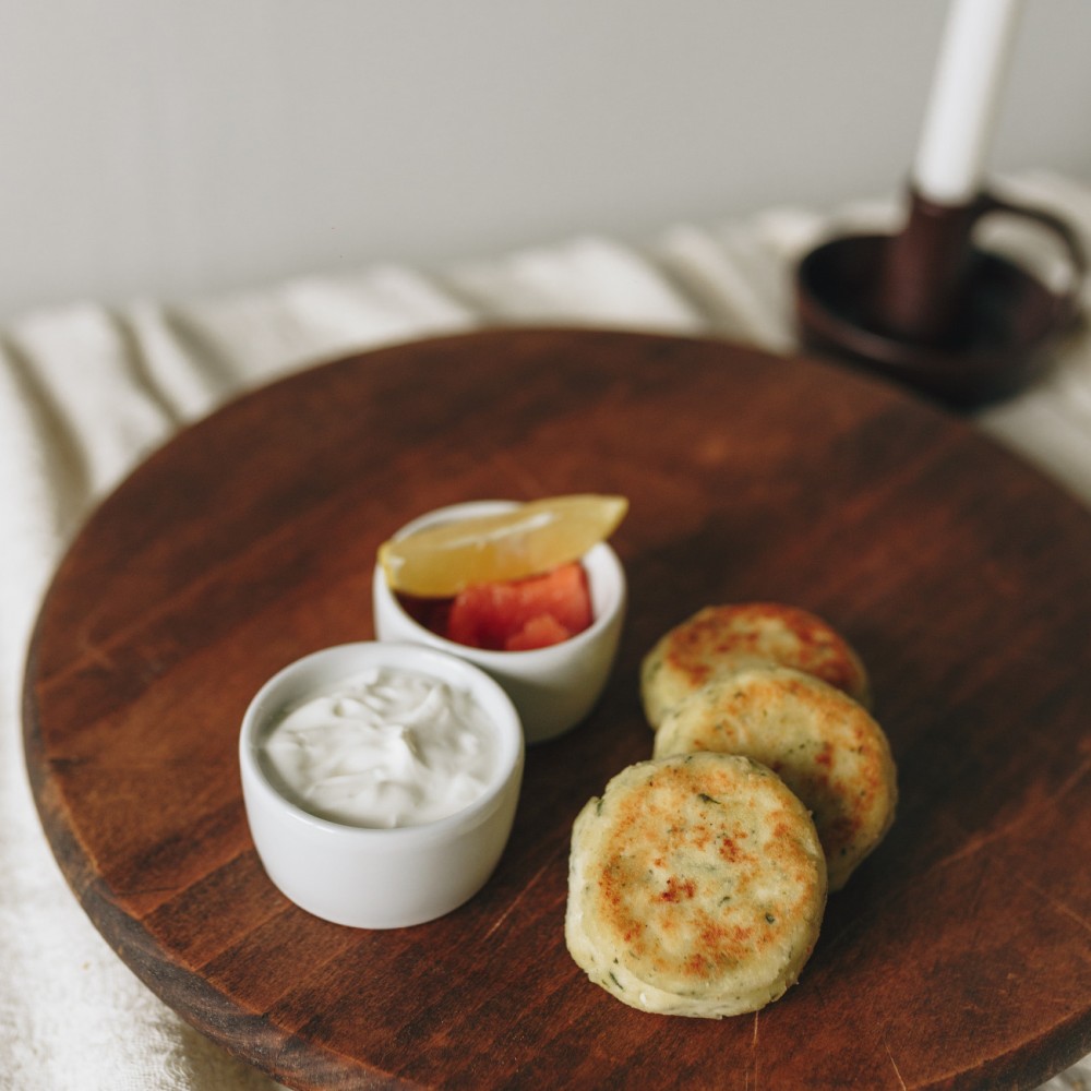 Сырники с зеленью, красной рыбой и греческим йогуртом 