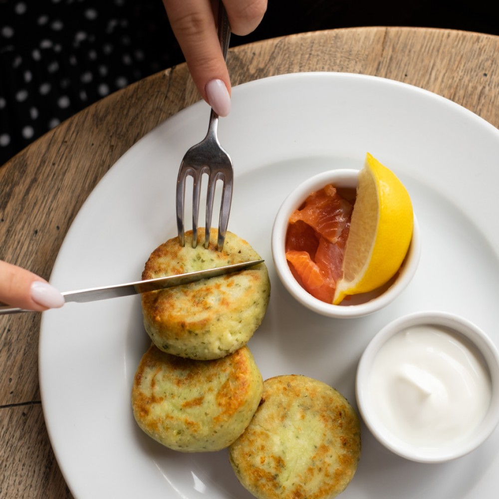 Сырники с зеленью, красной рыбой и греческим йогуртом 2