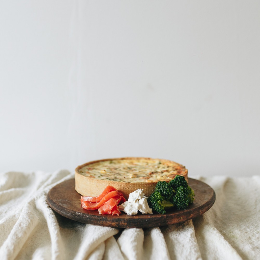 Пирог открытый "Киш с красной рыбой и брокколи" 