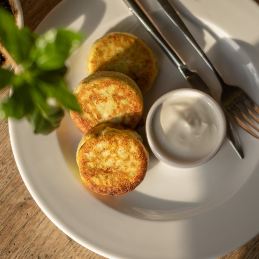 Сырники с зеленью и греческим йогуртом 2