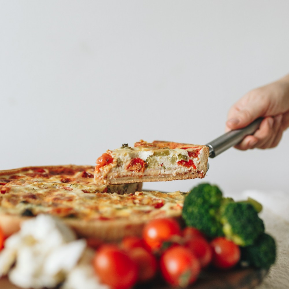 Пирог открытый "Киш с моцареллой и черри" 